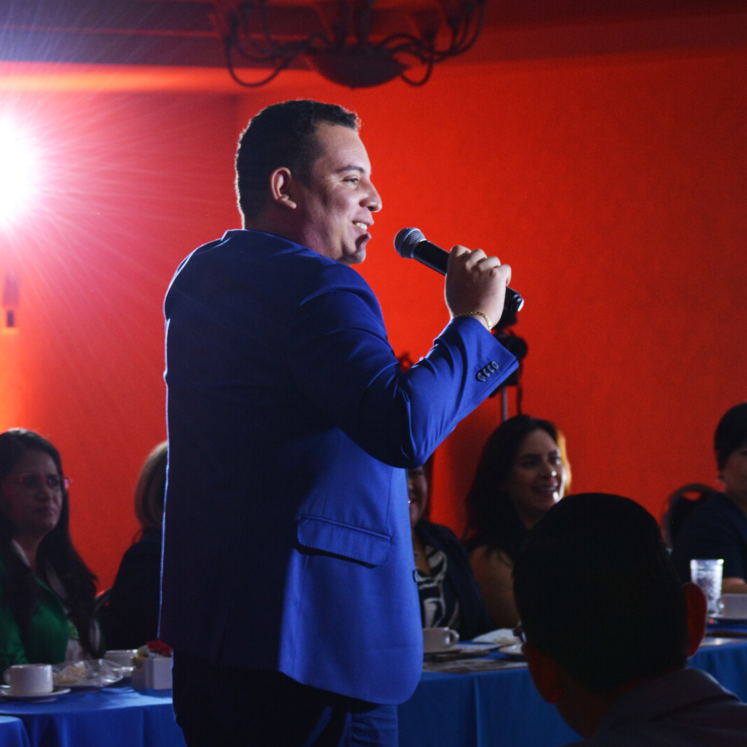 Alfredo Cobos enseñando